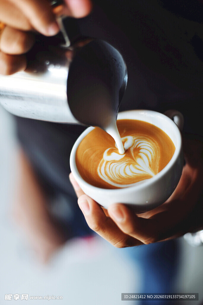 咖啡师制作拉花咖啡