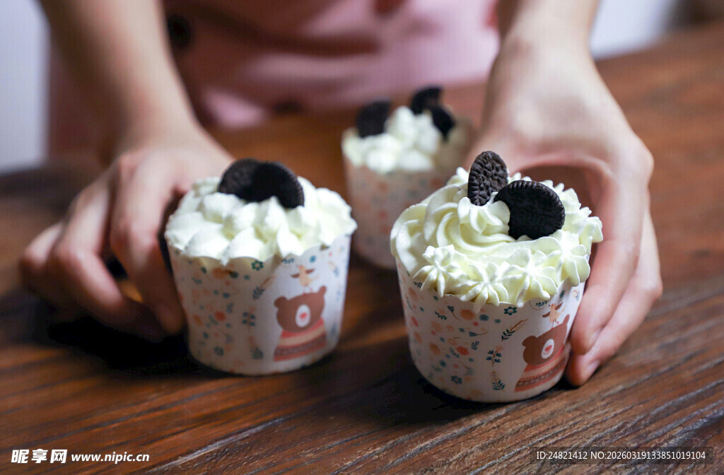 美味纸杯蛋糕待品尝