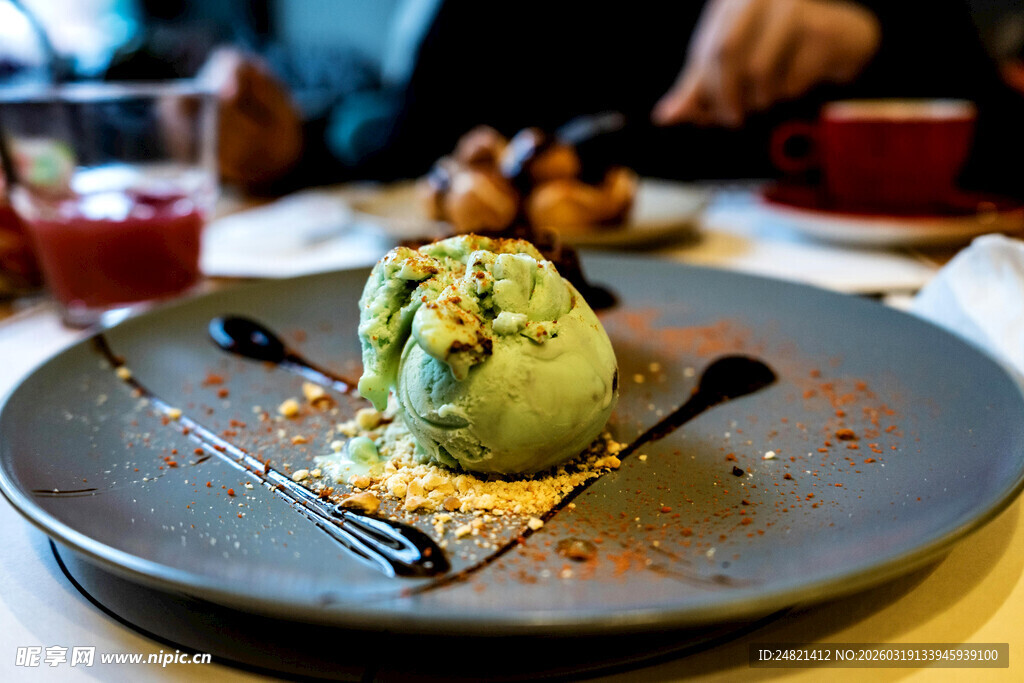 精致抹茶冰淇淋美食摆盘