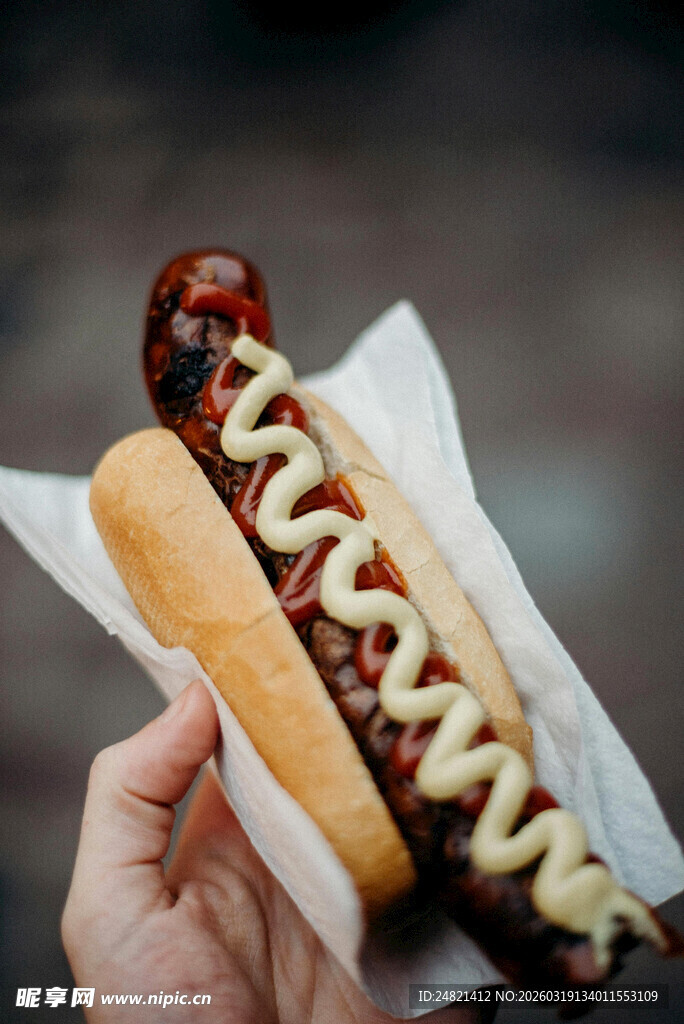 手持美味热狗特写