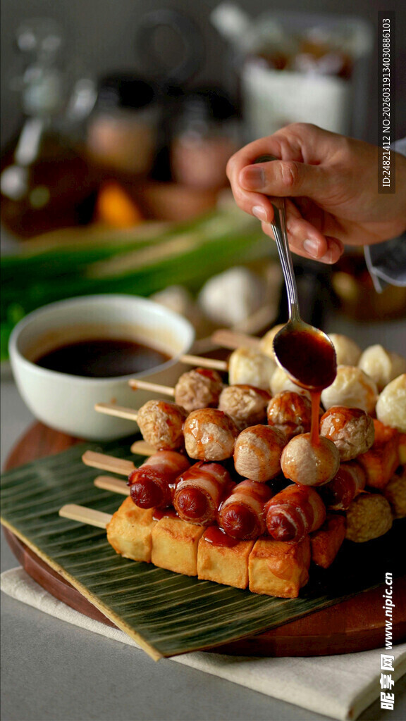 美味串串正被浇淋酱料