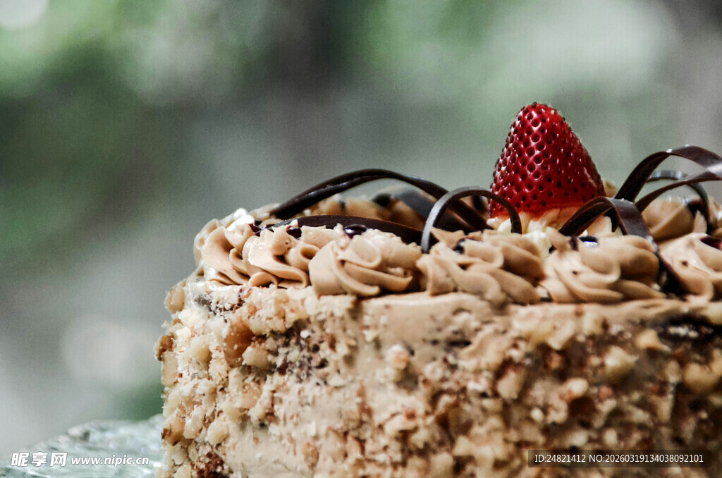 美味草莓坚果装饰蛋糕