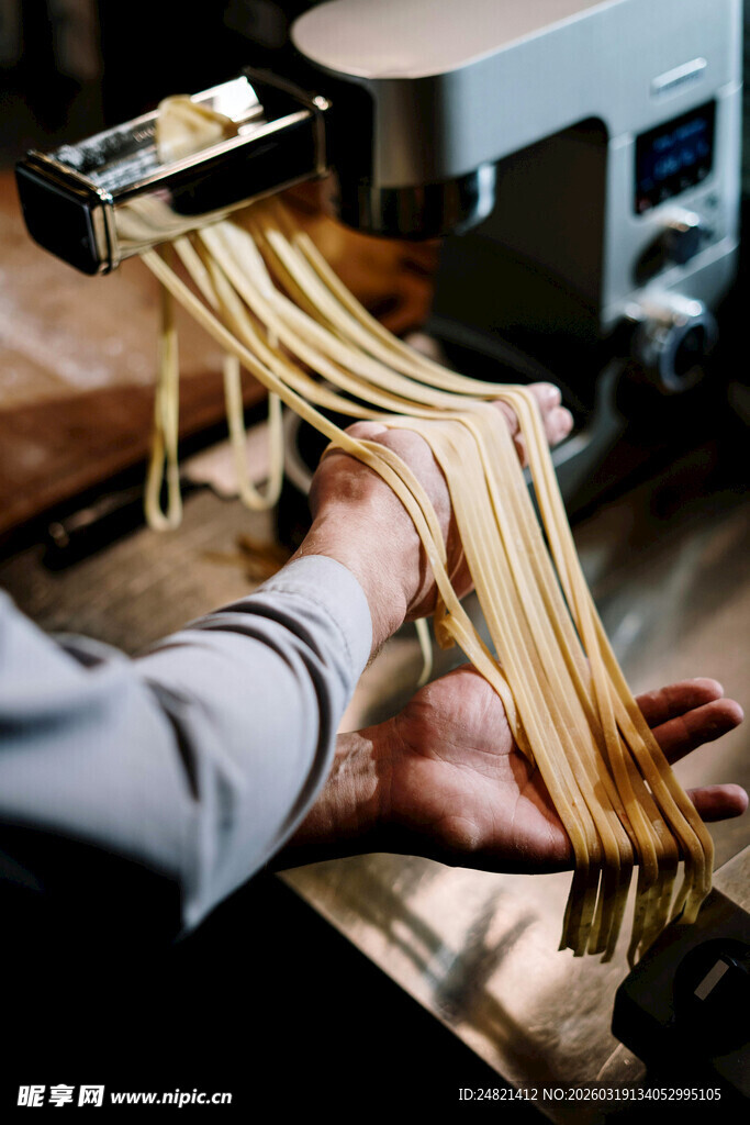 手工制作面条的精彩瞬间