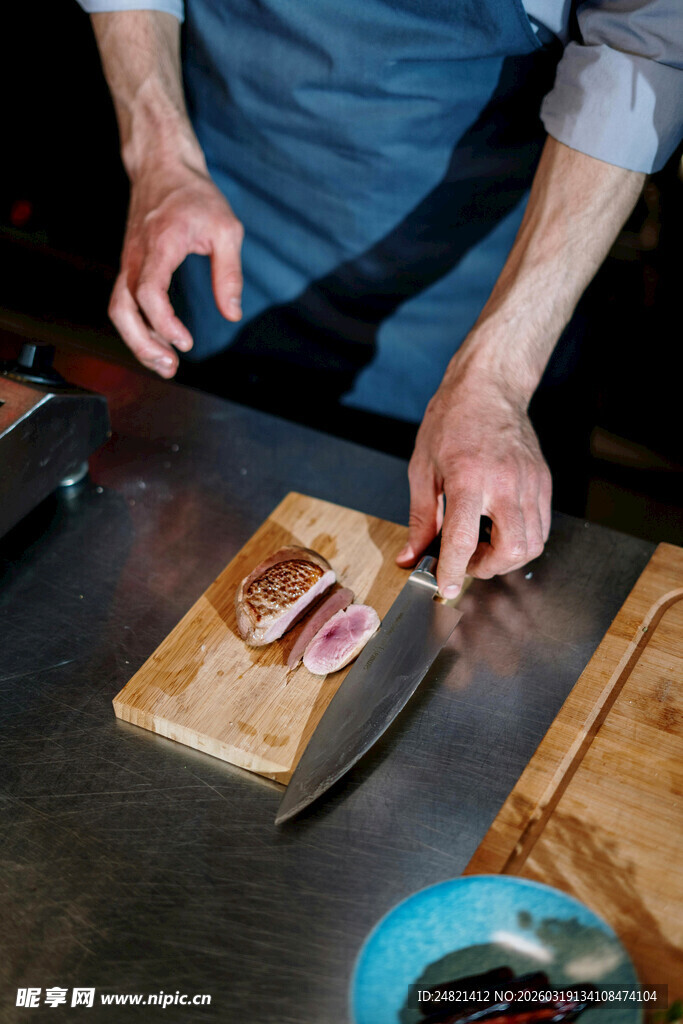 厨师案板上处理新鲜肉类