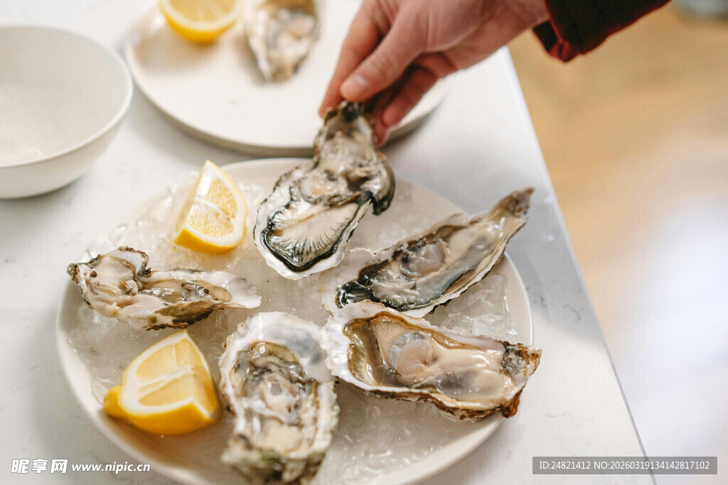手取盘中新鲜生蚝