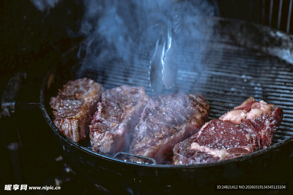 烤架上滋滋冒气的鲜嫩牛肉