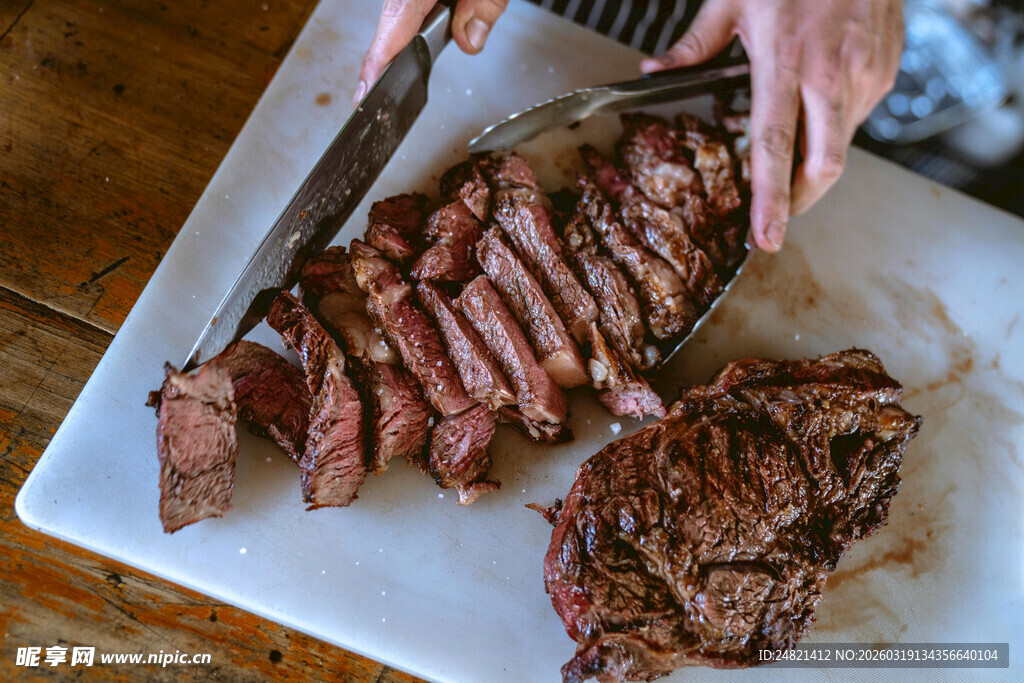 切分美味牛排瞬间
