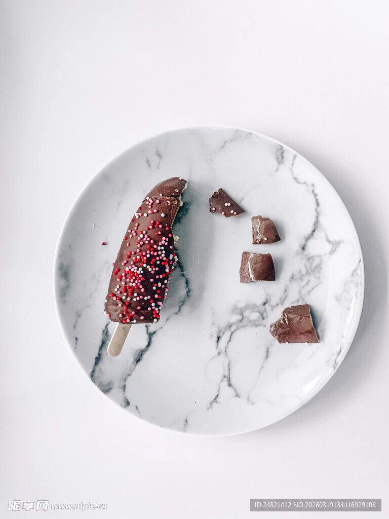 大理石盘上的甜点与玉米棒