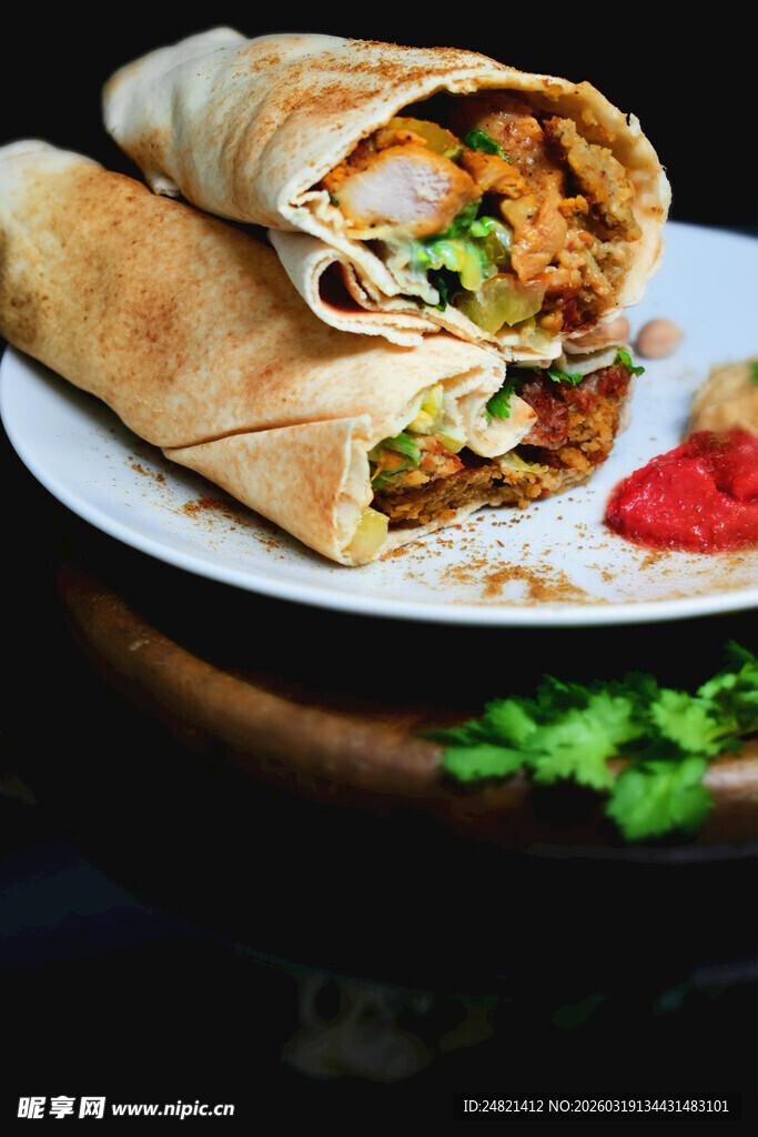 美味鸡肉卷饼摆于盘中