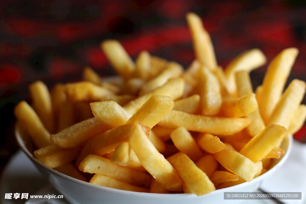 美味金黄薯条满满一碗