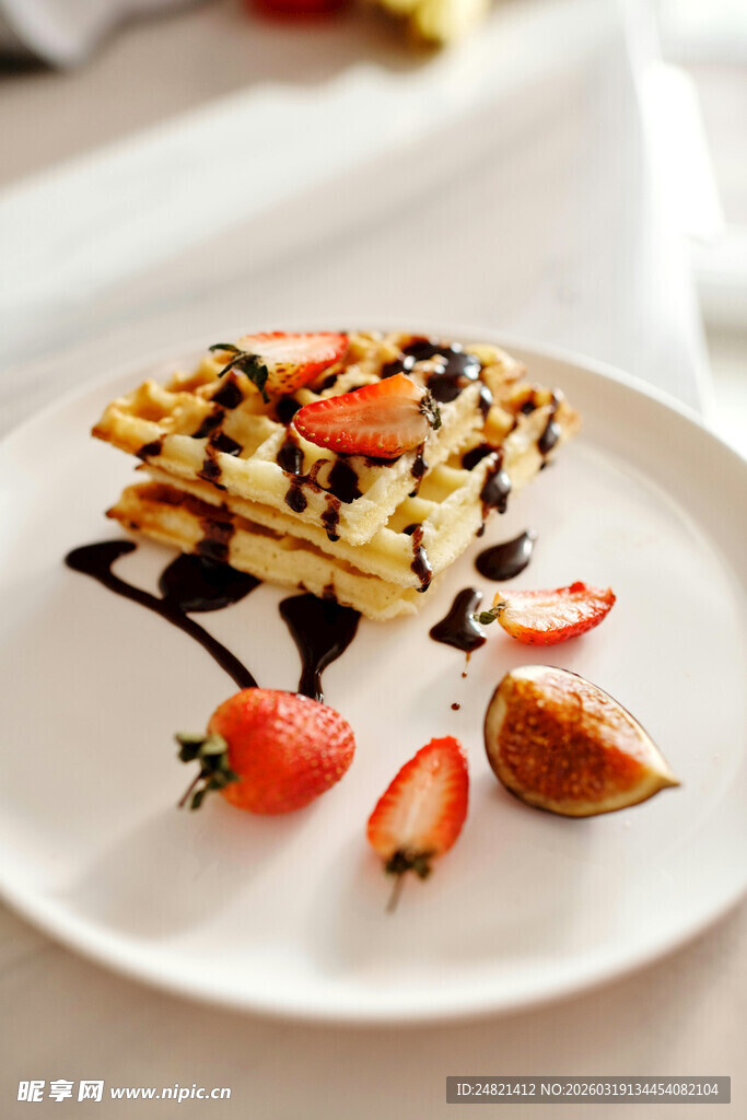 美味草莓华夫饼摆盘