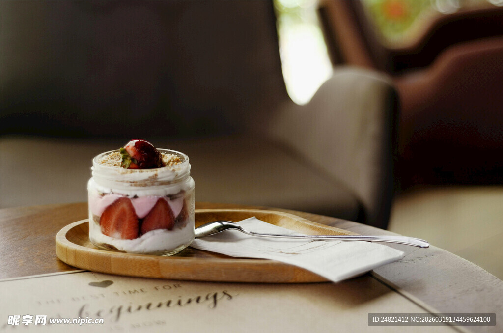 精致草莓甜点置于托盘上