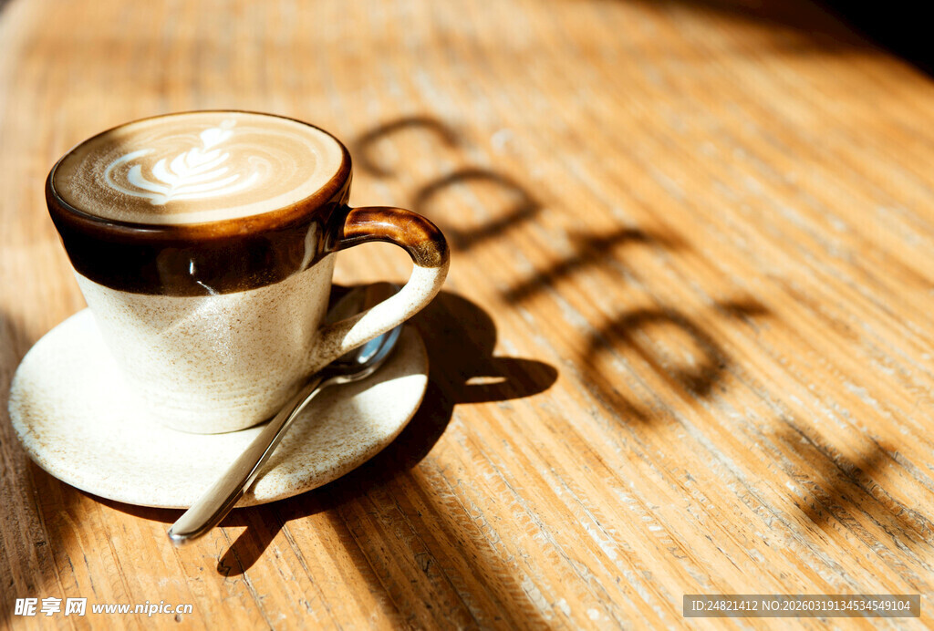 木质桌上的精致咖啡杯