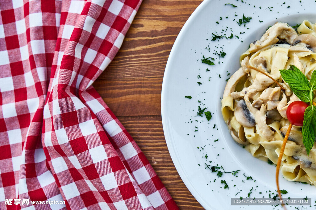 美味意面配蘑菇与番茄