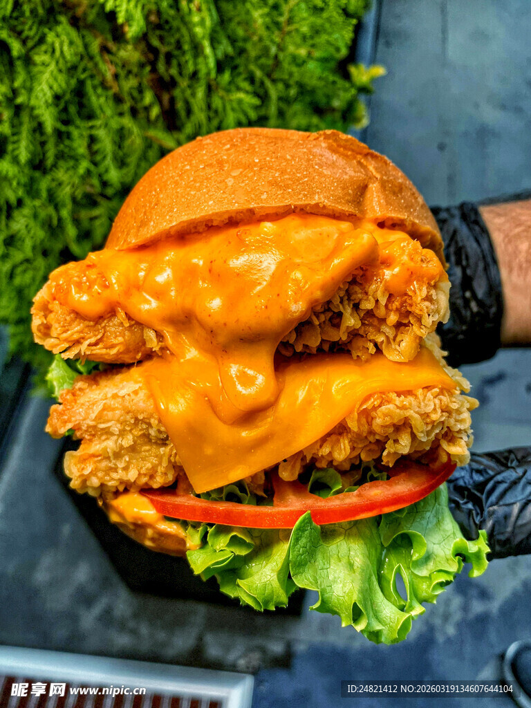 美味芝士炸鸡汉堡