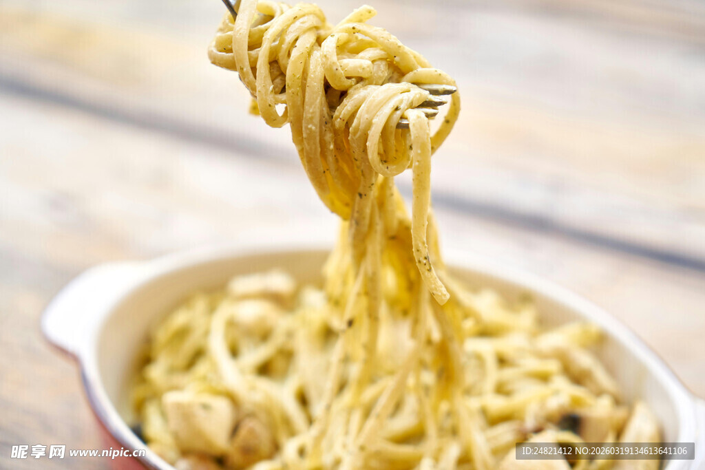 美味拉面被挑起