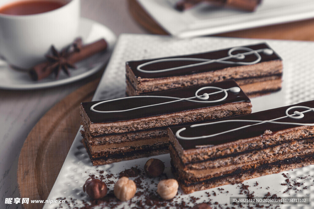 美味巧克力蛋糕搭配热饮