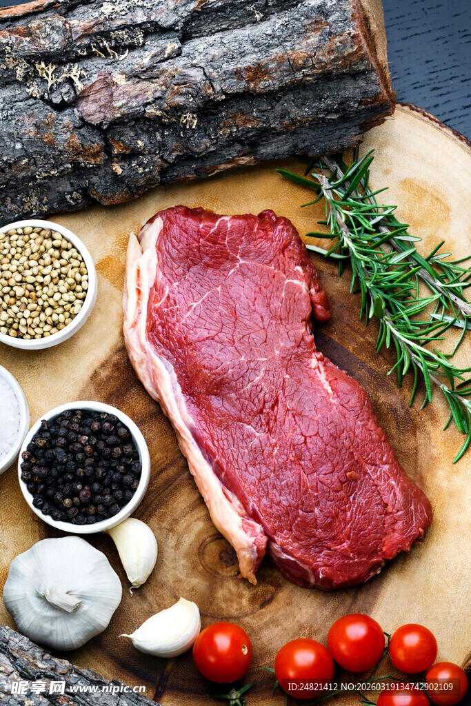 新鲜牛肉食材与香料组合