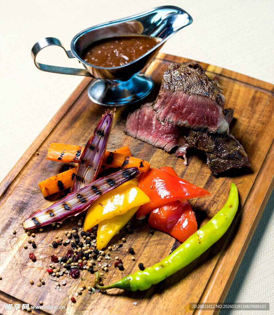 美味牛排配多彩蔬菜