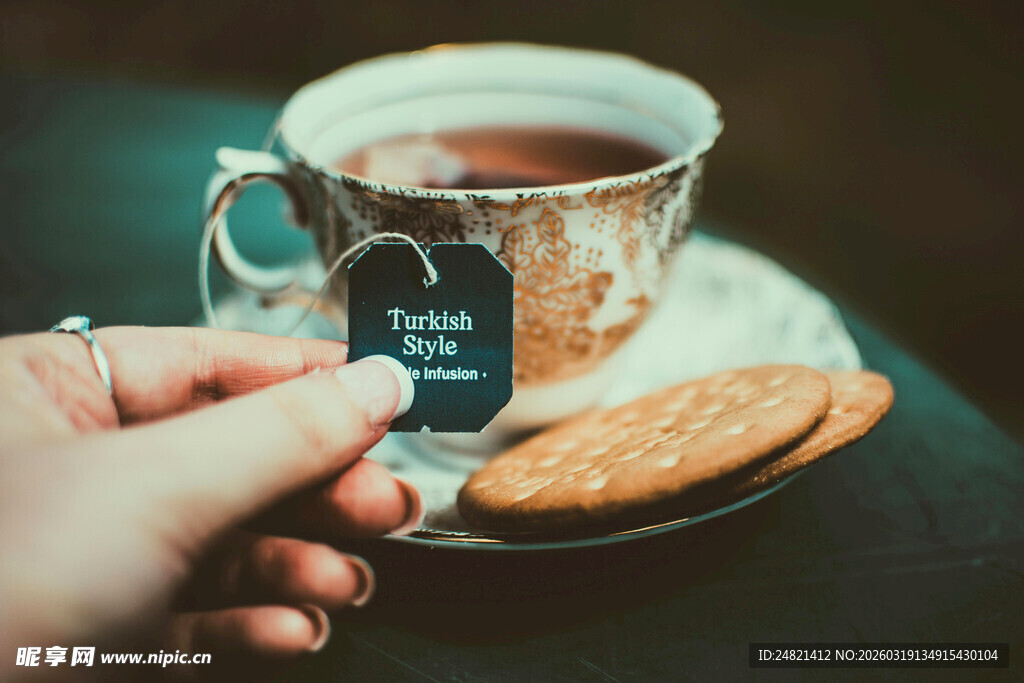 手托茶包的温馨茶饮时刻