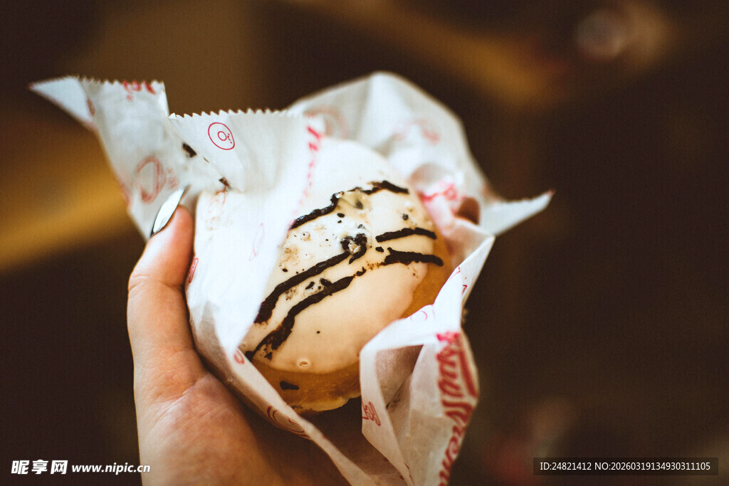 手持美味淋酱甜甜圈