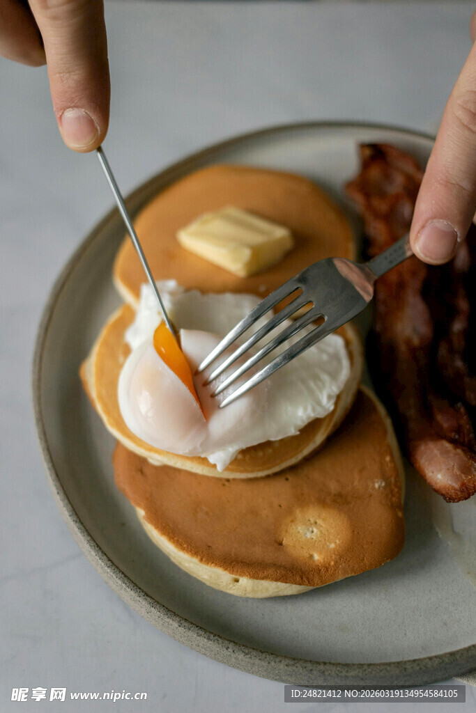 美味早餐煎饼配煎蛋培根