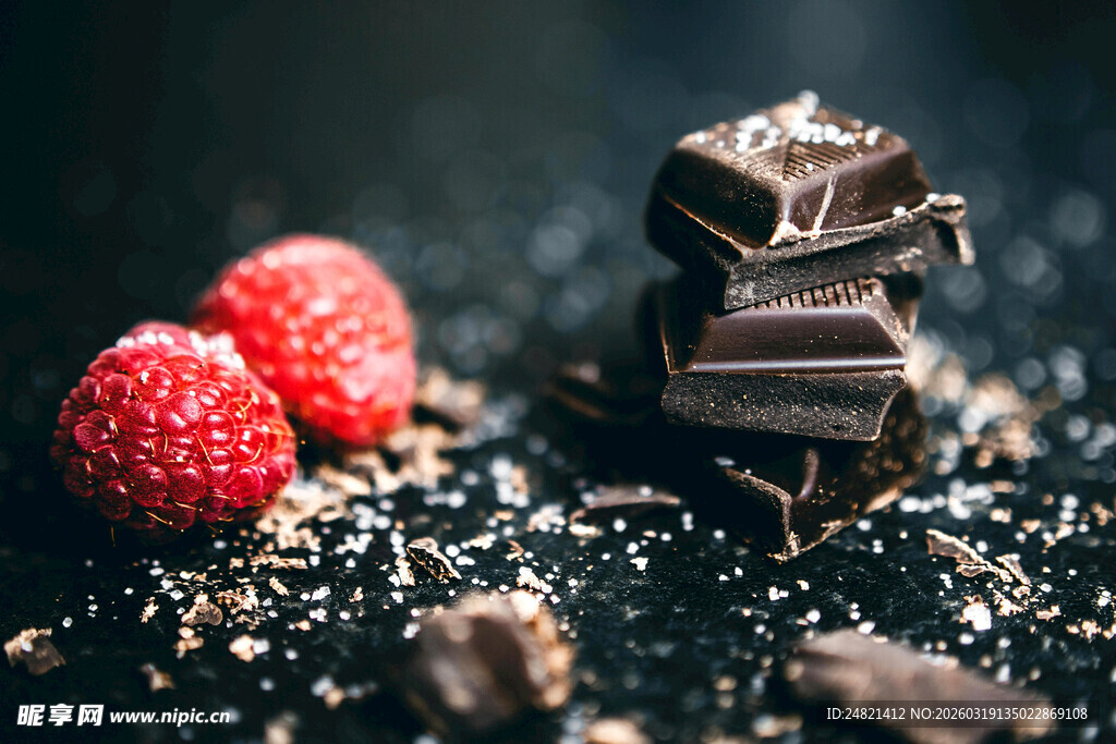 巧克力与草莓的甜蜜组合