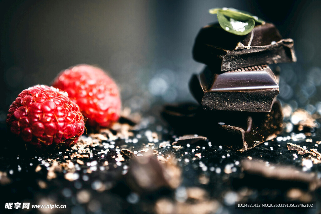 美味巧克力与新鲜树莓