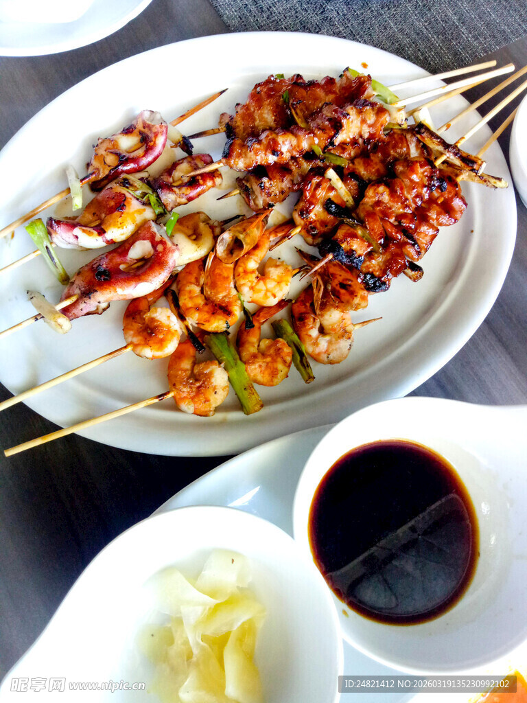 美味烤肉串搭配蘸料