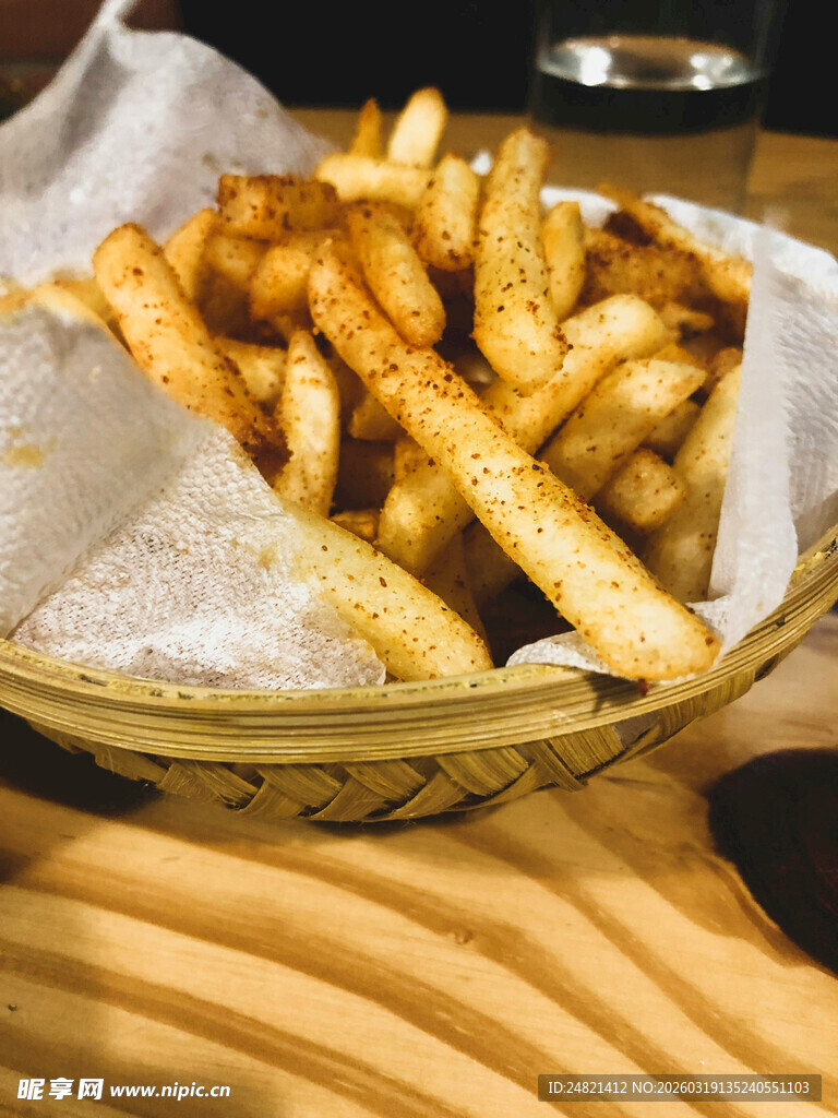 竹篮中的美味金黄薯条