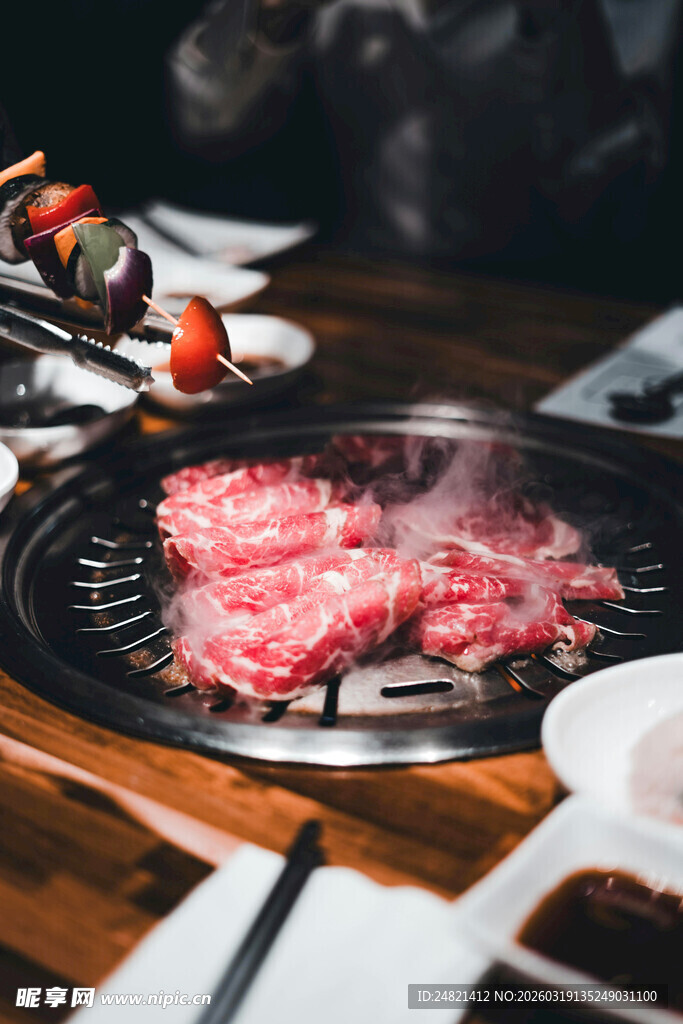 美味烤肉诱人上桌