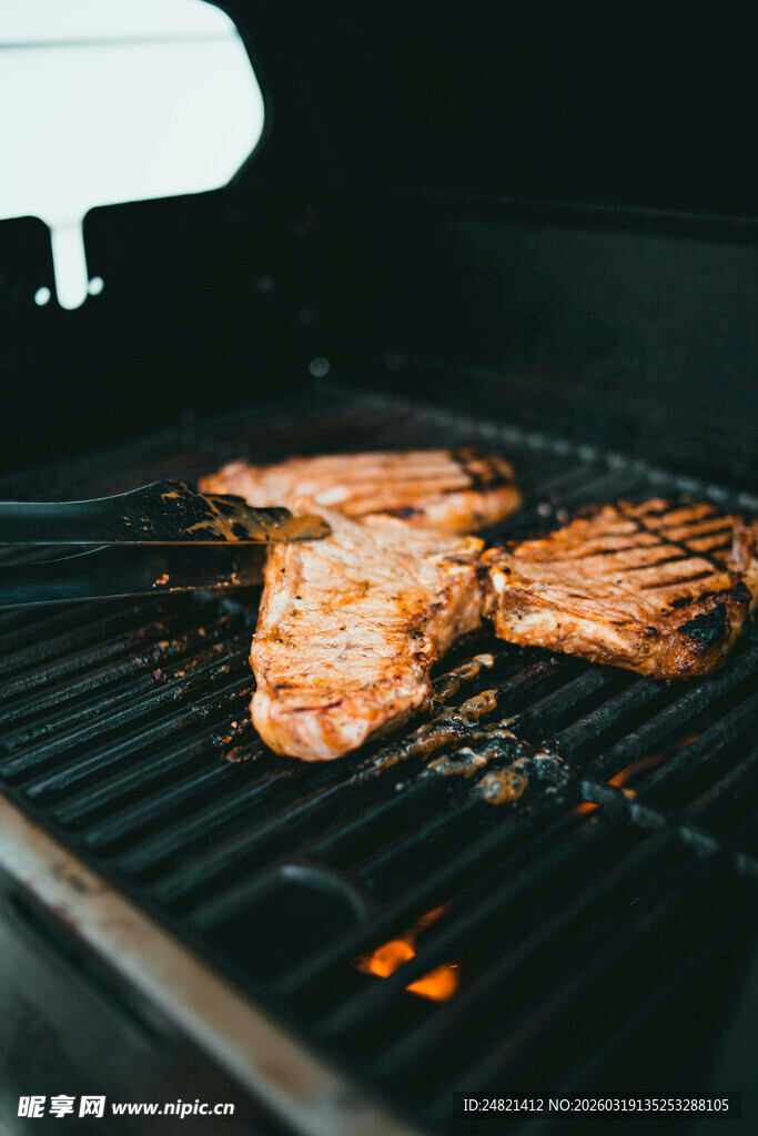 烤架上的美味多汁烤肉