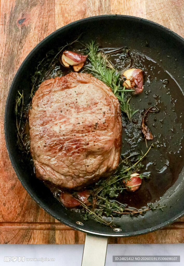 煎锅中的美味牛排