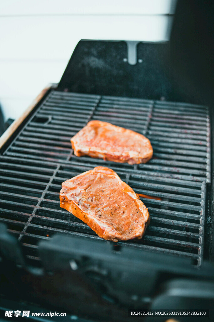 烤架上的鲜嫩牛排