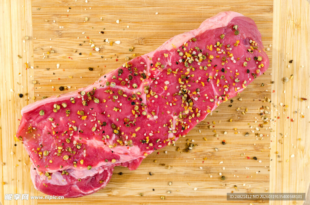 撒调料的鲜嫩生牛排