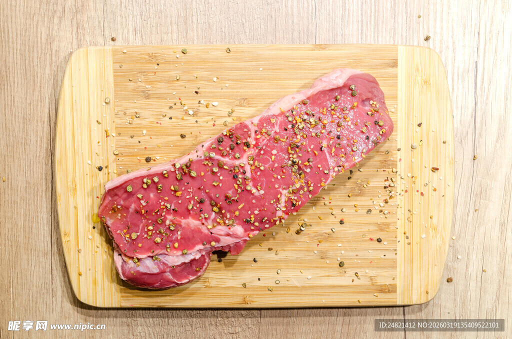 砧板上的调味生牛排