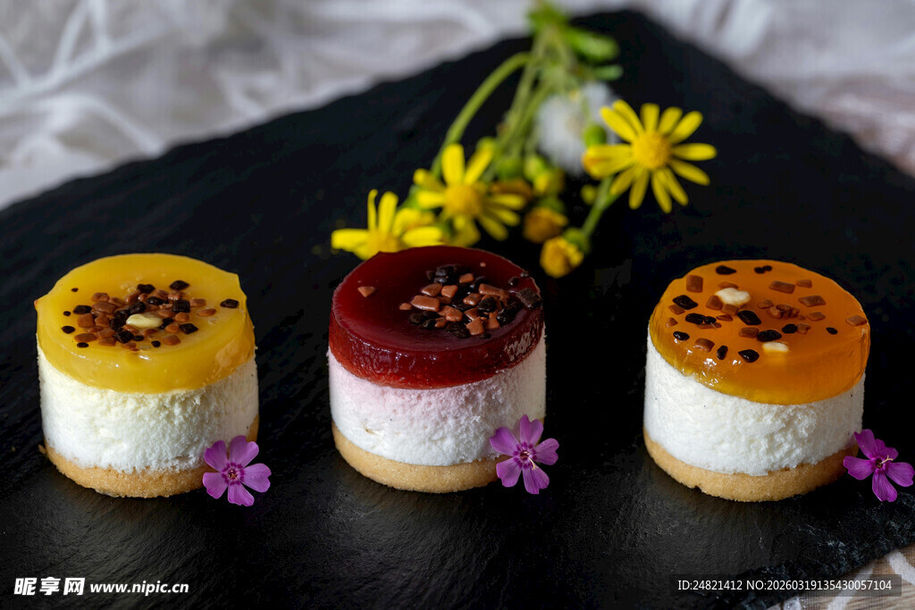 三色精致小甜点