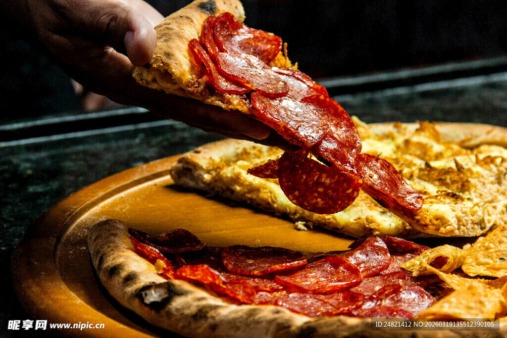 美味诱人的意大利香肠披萨