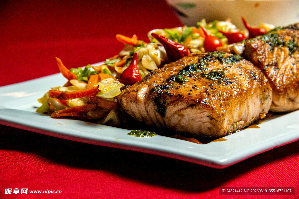 香煎三文鱼配多彩蔬菜