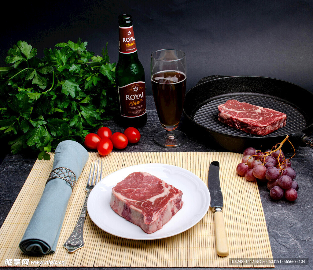 新鲜牛排与餐食搭配摆盘
