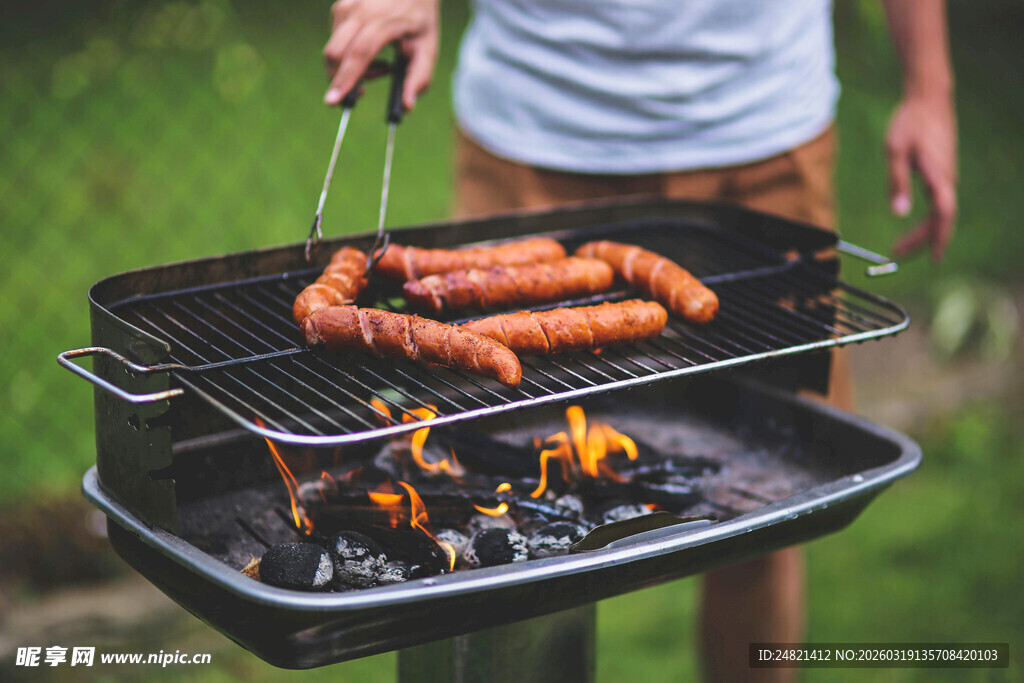 户外烧烤中的美味香肠