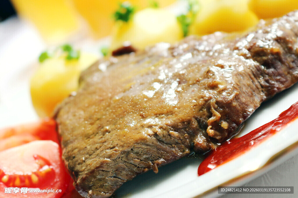 美味牛排搭配蔬菜