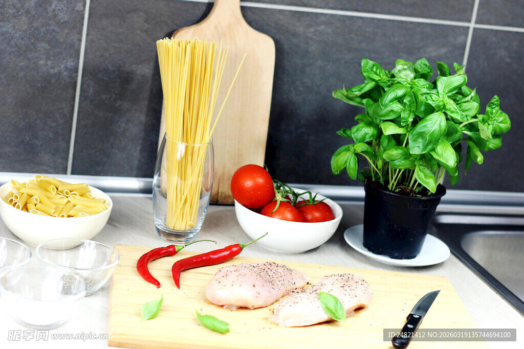 厨房中的新鲜食材准备