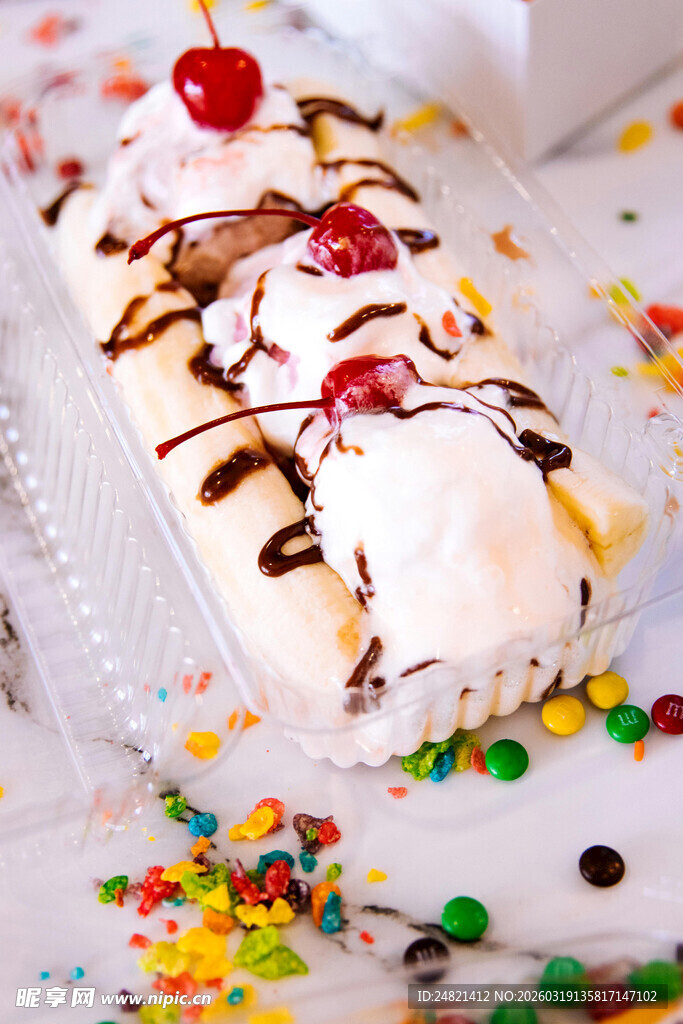美味冰淇淋蛋糕饰以糖果