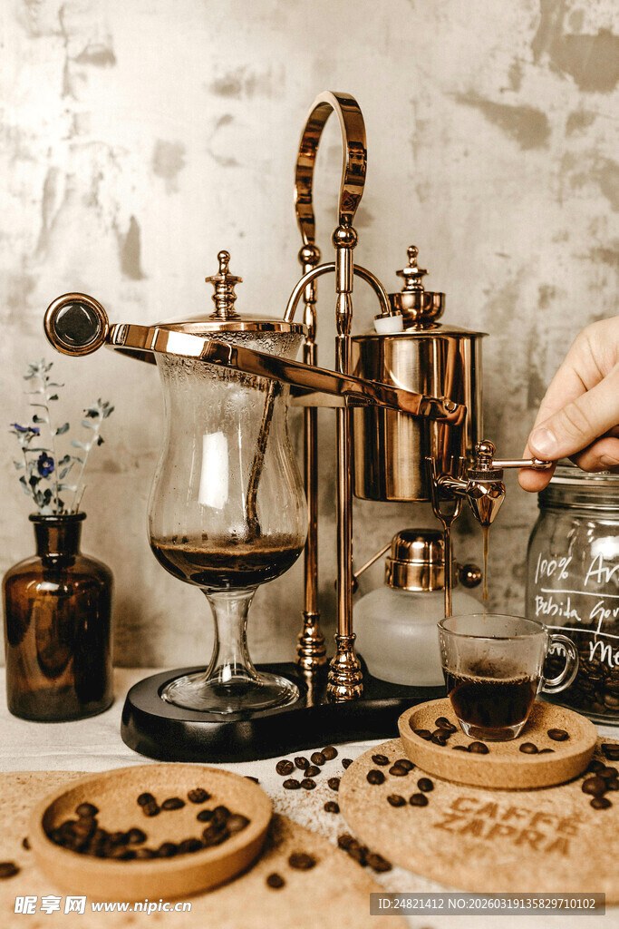 复古咖啡器具与美味点心