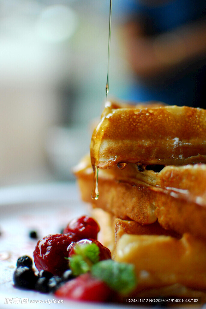 美味华夫饼配缤纷浆果