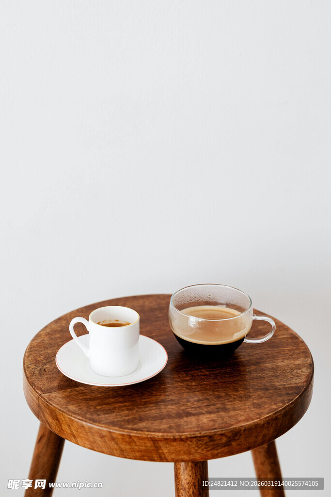 木桌上的两杯精致咖啡