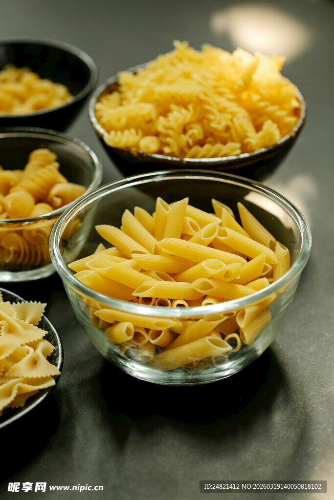 美味通心粉摆放在玻璃碗中