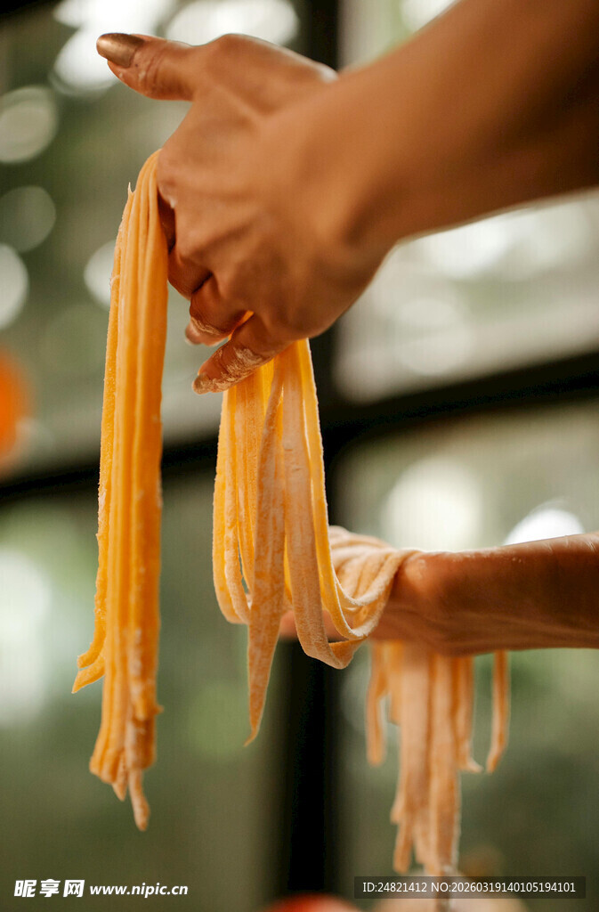 手工制作面条的精彩瞬间