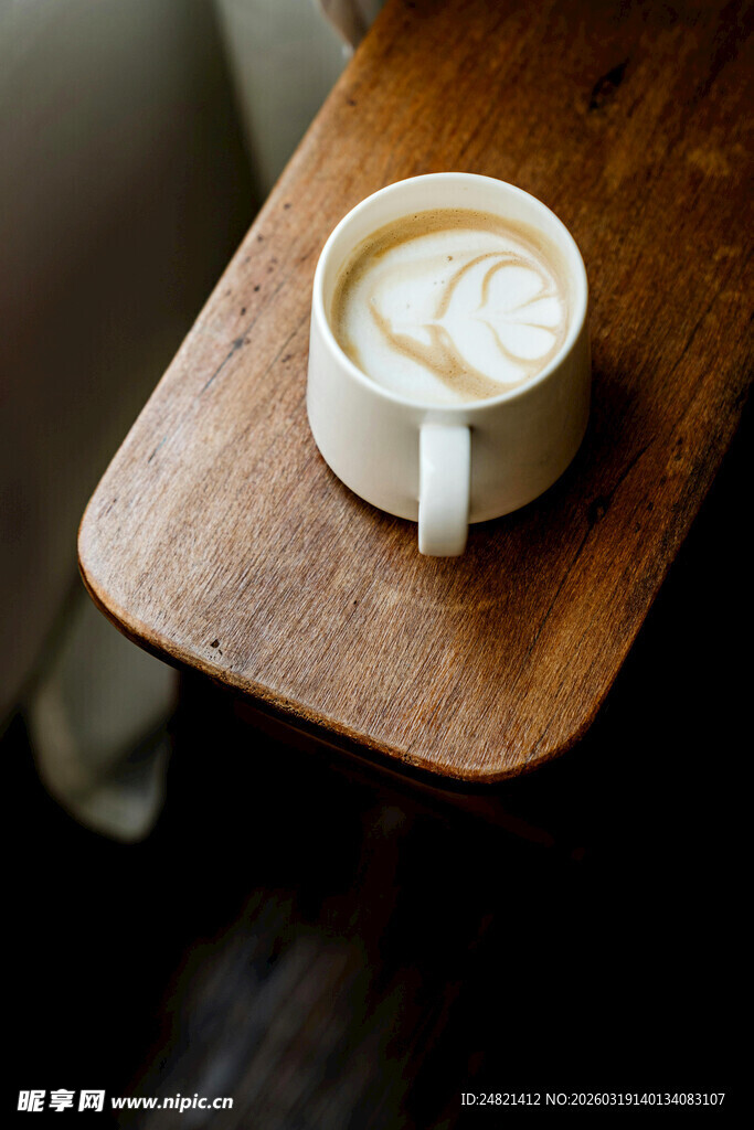 木盘上的精美拉花咖啡